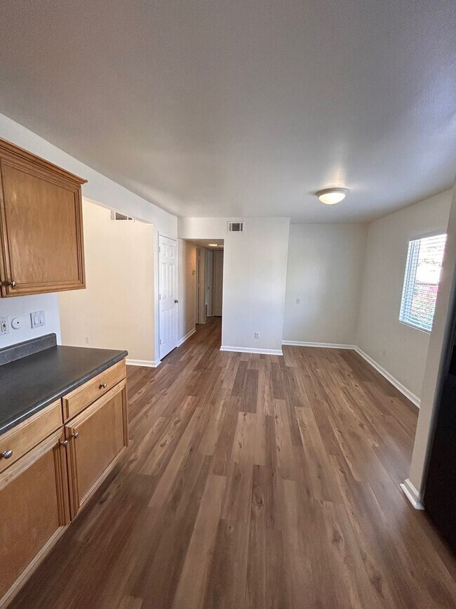 Building Photo - Cute remodeled 2bd/1bath with modern upgra...
