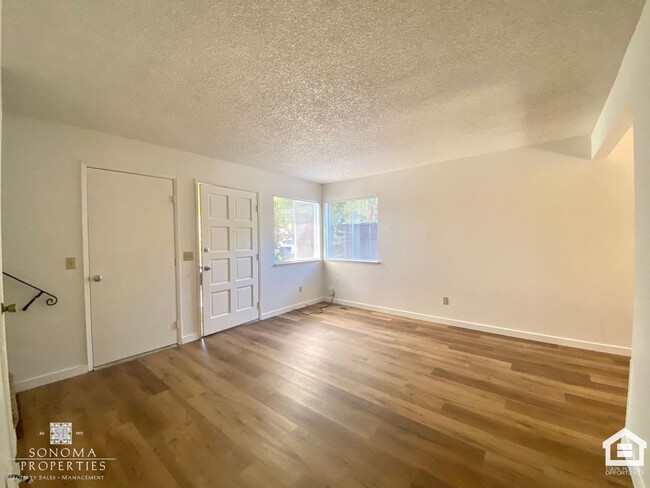 Foto del edificio - Charming 2 Bed / 1.5 Bath Duplex in Sonoma!