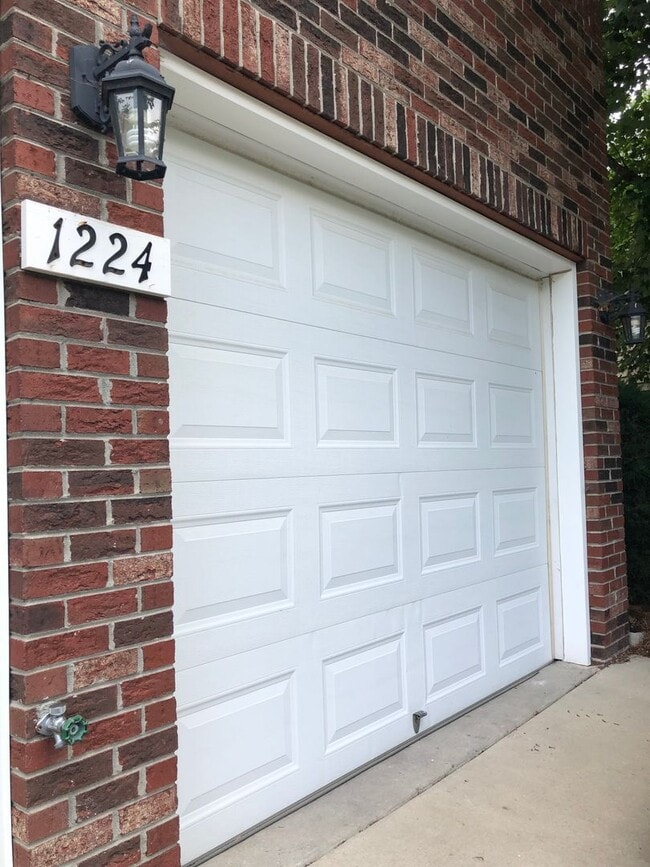 Building Photo - Available for immediate move in - Gorgeous...