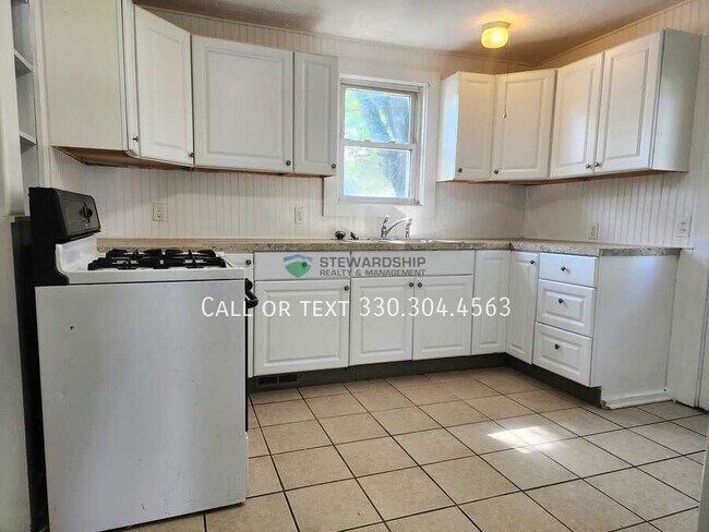 Building Photo - 461 Elson St