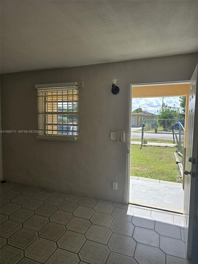 Foto del edificio - 914 NW 15th St