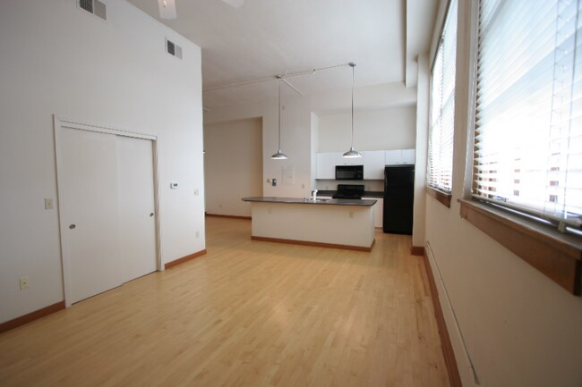 Foto del edificio - 100 Broadway Blvd NE