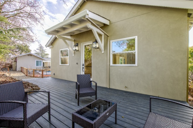 Building Photo - 1025 Juanita Dr