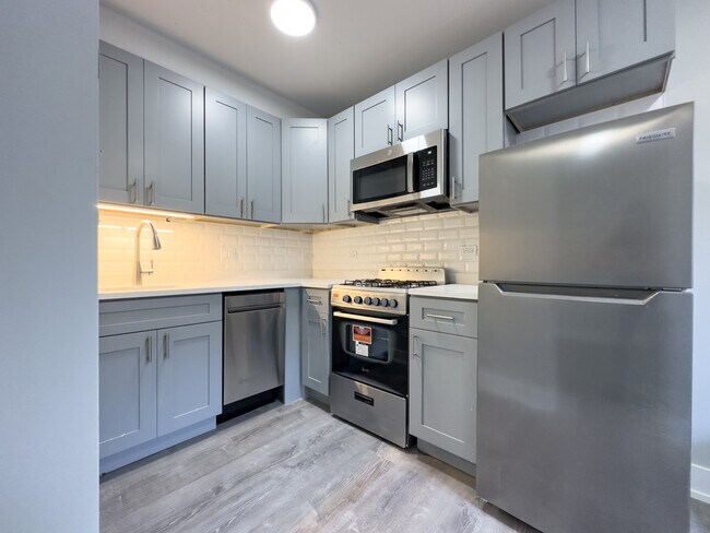 Building Photo - 545 W Belmont Ave