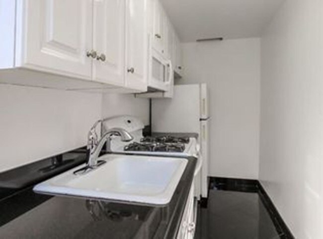 Building Photo - 450 West 24th Street