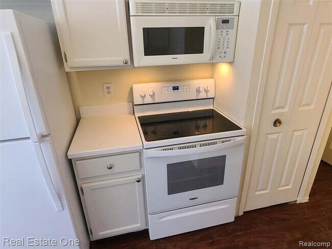 Building Photo - 38872 Country Cir