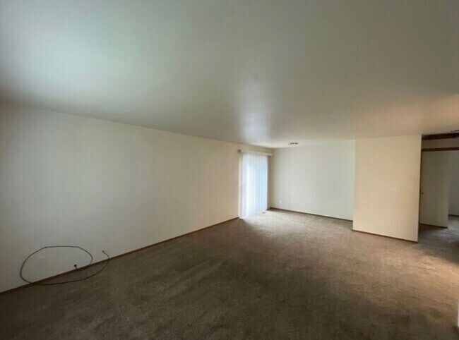 Foto del edificio - 2 bed 1 bath Duplex (corner lot)