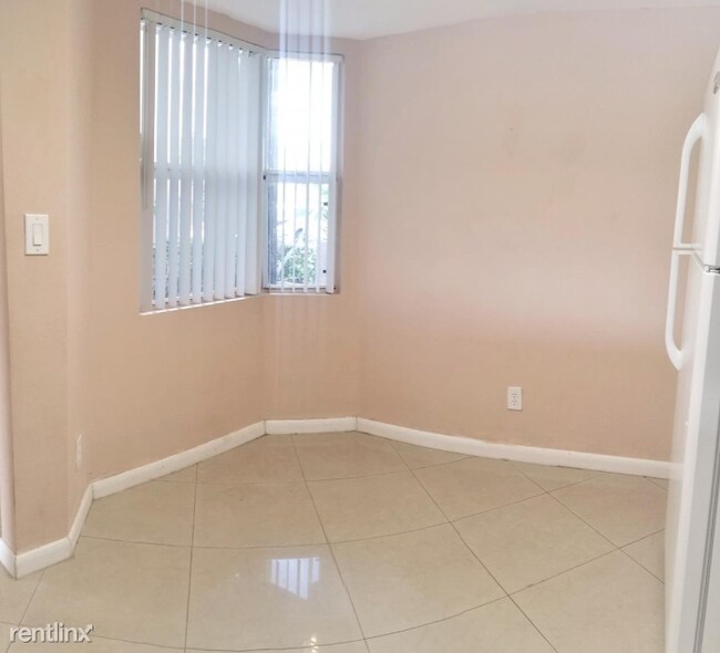 Foto del edificio - 1 br, 1 bath  - 311 SW 113th Way