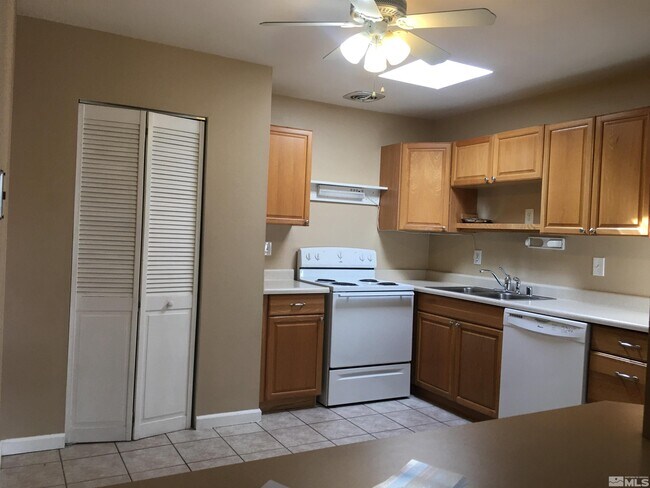 Building Photo - 1051 Baywood Dr