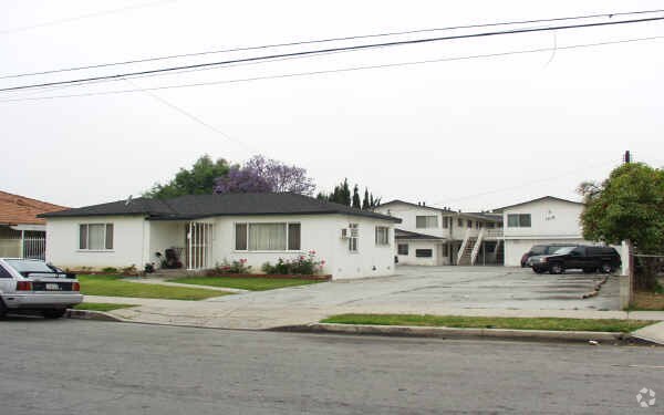 Building Photo - 1215 S Spruce St