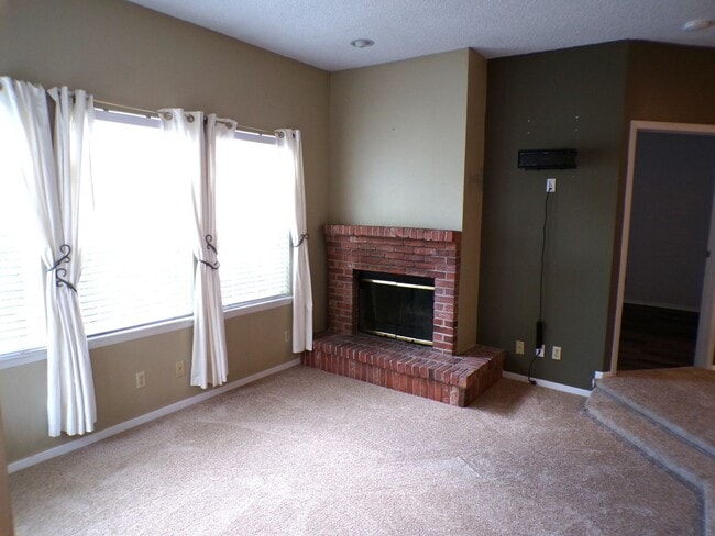Building Photo - Charming 1 Bed, 1 Bath Main-Floor Condo in...