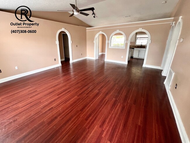Building Photo - Beautiful 3 Bedrooms, 2 Bathrooms, 2 Car G...