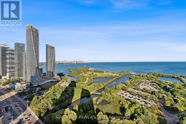 Photo du bâtiment - 2240 Lake Shore Blvd W