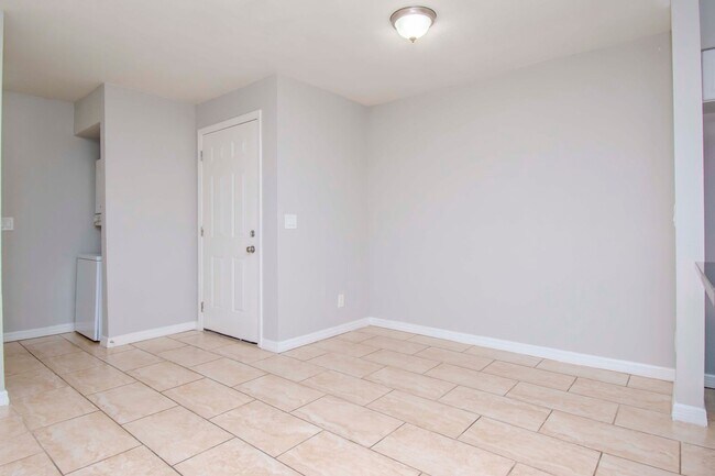 Building Photo - 2/2 Condo Downstairs in Heart of Brandon @...
