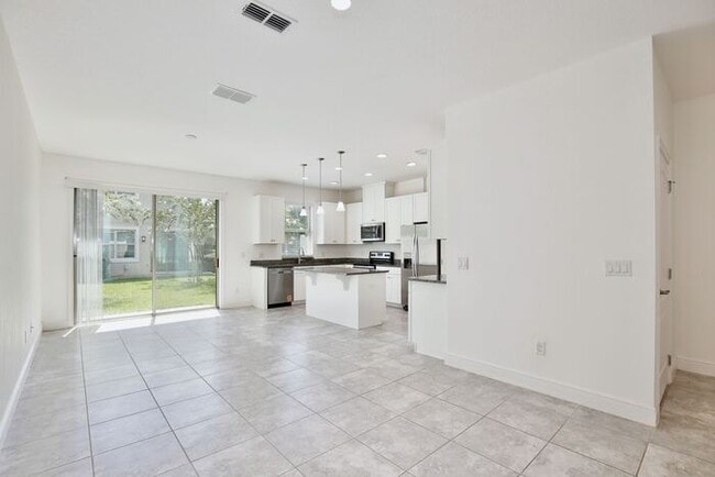 Foto del edificio - Elegant 2/2.5 Townhome in Guard-Gated Eagl...