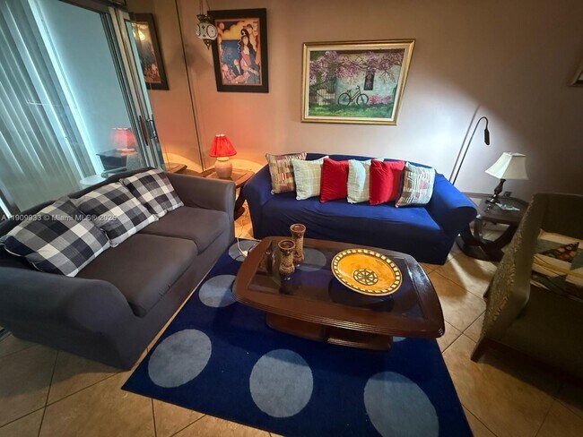 Foto del edificio - 8220 Sunrise Lakes Blvd