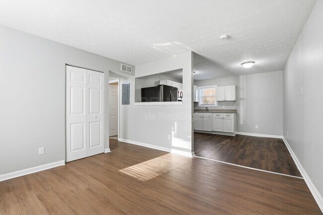 Building Photo - 419 Wood Creek Dr