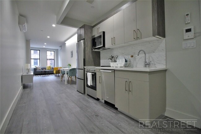 Building Photo - Modern New Studio in Bushwick!