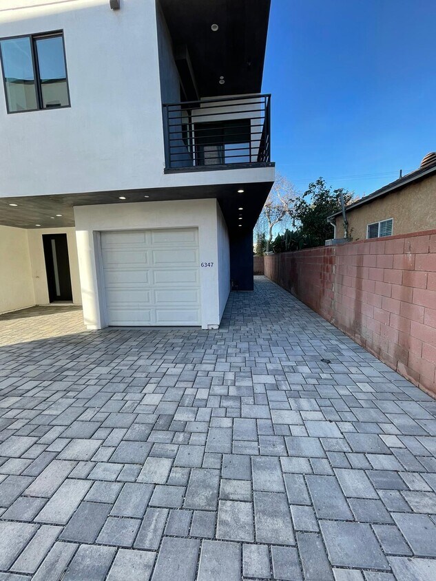 Primary Photo - 6347 Farmdale Ave