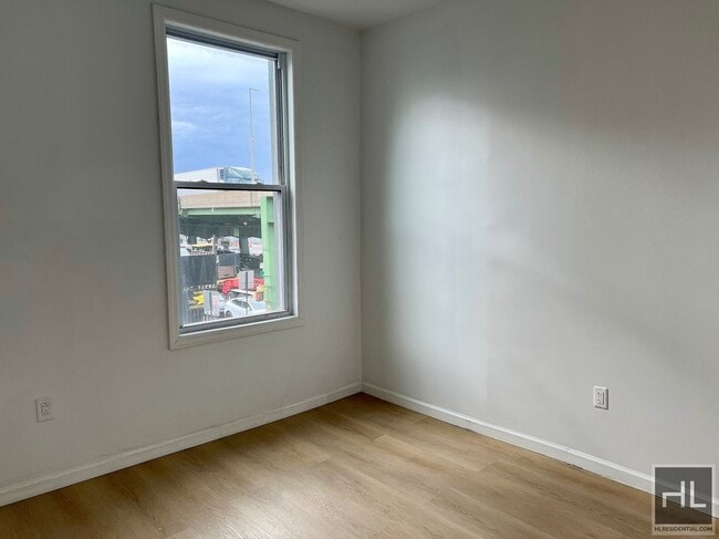 Foto del edificio - Top Floor 2BR 1BA Lofty Space w/ Laundry I...