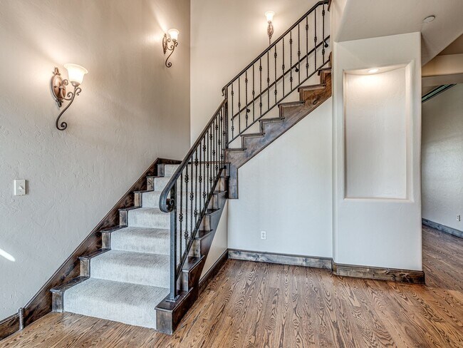 Foto del edificio - Luxury Townhome in Edmond + Near Rose Cree...