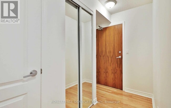Photo du bâtiment - 1-1601 Elm Dr W