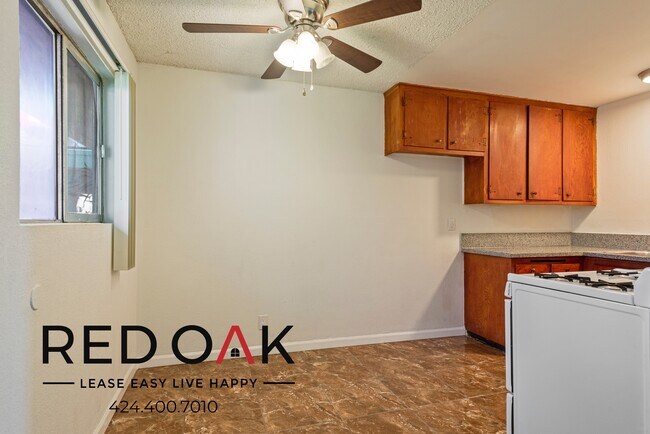 Building Photo - 6 Weeks Free, Look & Lease Special! Bright...