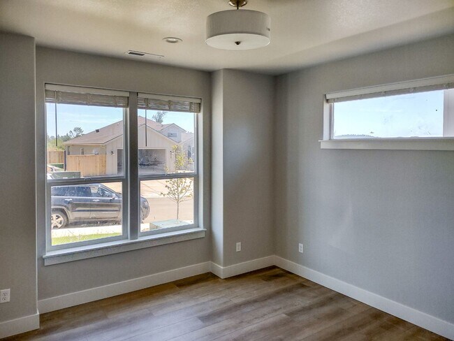 Building Photo - BRAND NEW DALLAS HOME! Covered Patio, Fenc...