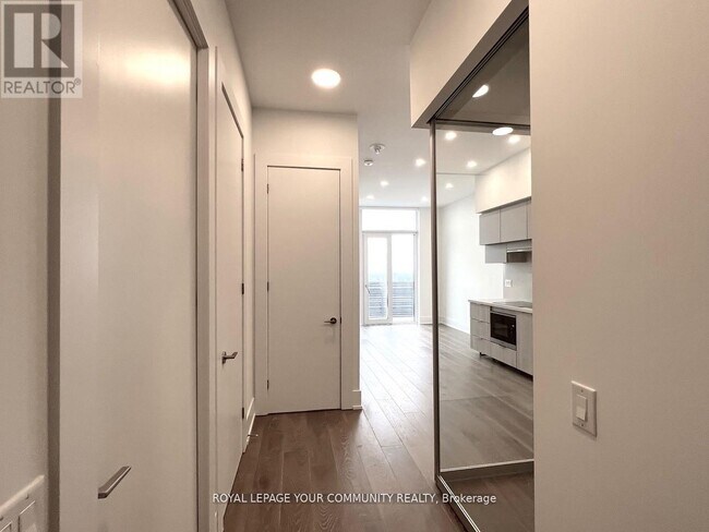 Building Photo - 39-4439 Roehampton Ave