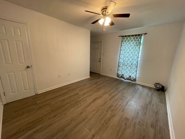 Building Photo - 5561 Dianna Dr.