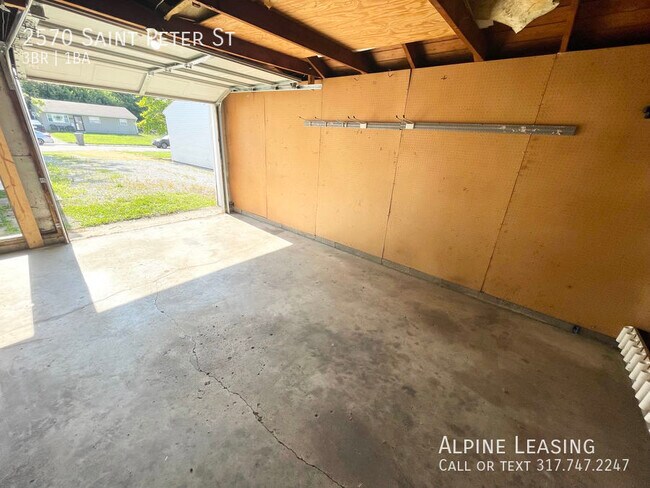 Building Photo - Near Southeast 3BR House!
