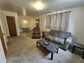 Building Photo - 419 SW Paiute St