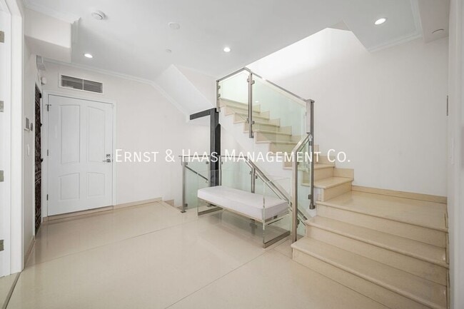 Building Photo - 1724 Bluff Pl