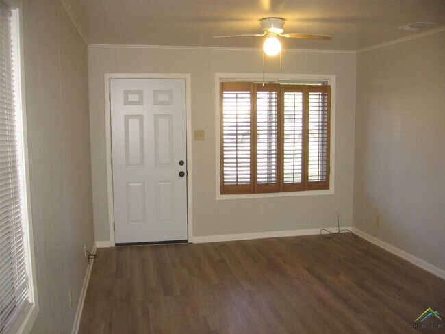 Building Photo - 2833 Crestview Ave