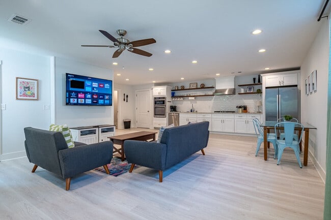 Building Photo - 2617 Caladium Dr NE