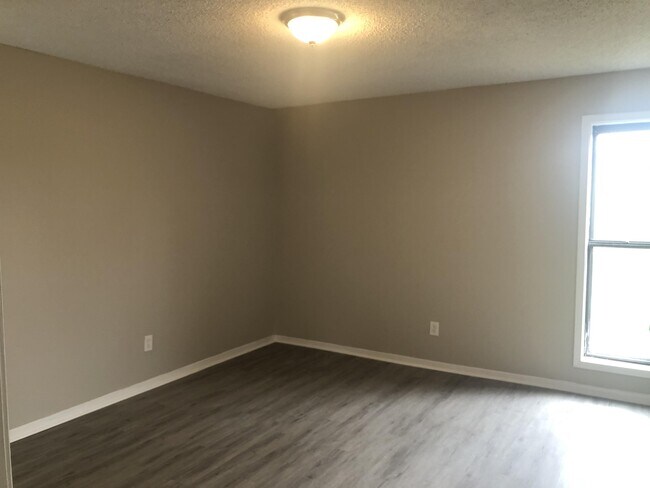 Building Photo - 6498 Chickasaw Dr