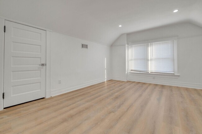 Foto del edificio - This spacious 1 bed, 1 bath apartment in a small, peaceful property in prime Lincoln Heights is n...