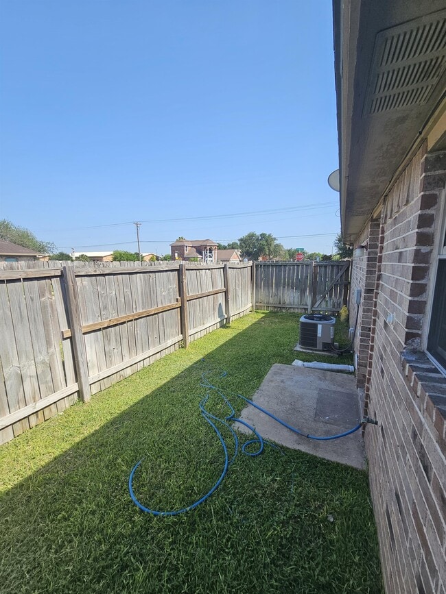Building Photo - 705 W Emerald Dr
