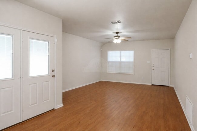 Foto del edificio - 6212 Temora Loop