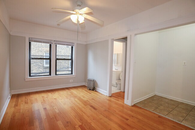 Foto del edificio - 7453 N Greenview Ave