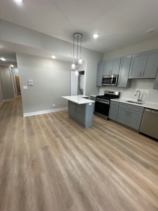 Building Photo - 440 W Belden Ave