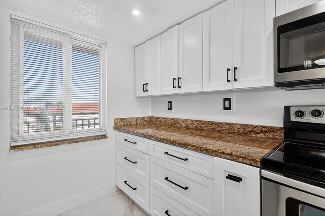 Foto del edificio - 9915 W Okeechobee Rd