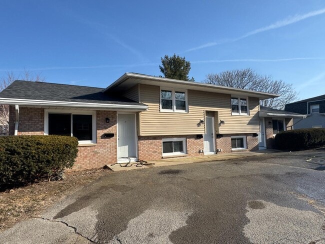 Building Photo - 208 Lindell Dr