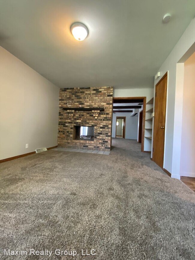 Building Photo - 3 br, 1.5 bath House - 105 W HARRIER ST