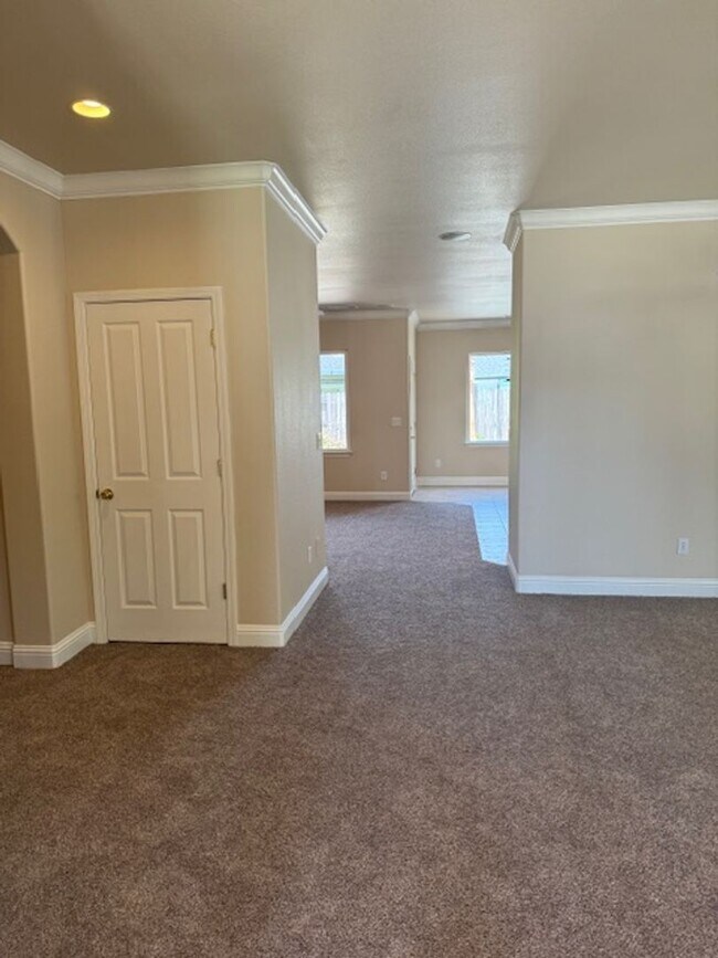 Foto del edificio - Enterprise Neighborhood 3 Bedroom Home with bonus room and 3 car garage- Landscaping Included!