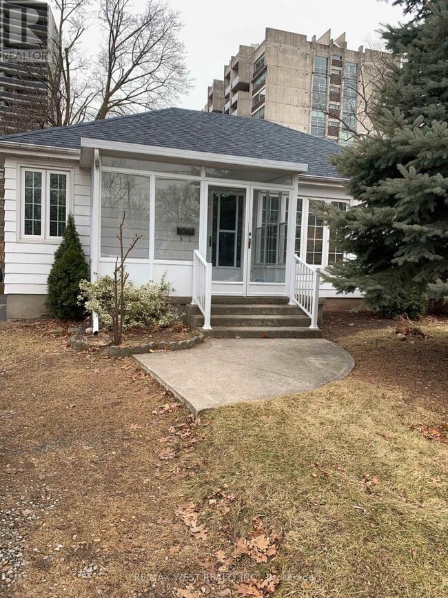 Building Photo - 430 Queen Mary Dr