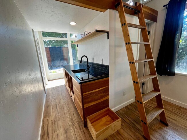 Foto del edificio - Modern Private Studio with Loft, Patio & Off-Street Parking
