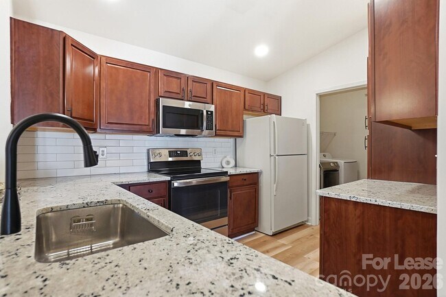 Foto del edificio - 17122 Red Feather Dr