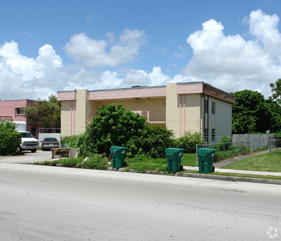 Foto del edificio - 201-207 NE 141st St