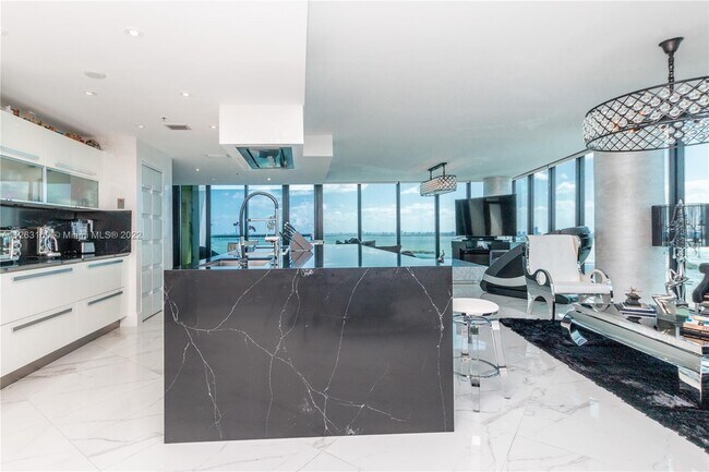 Foto del edificio - 601 NE 36th St